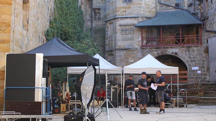 Im Thurnauer Schloss wird der Film "The Happy Prince" mit den Schauspielstars Rupert Everett und Colin Firth gedreht. Foto: Alexander Hartmann
