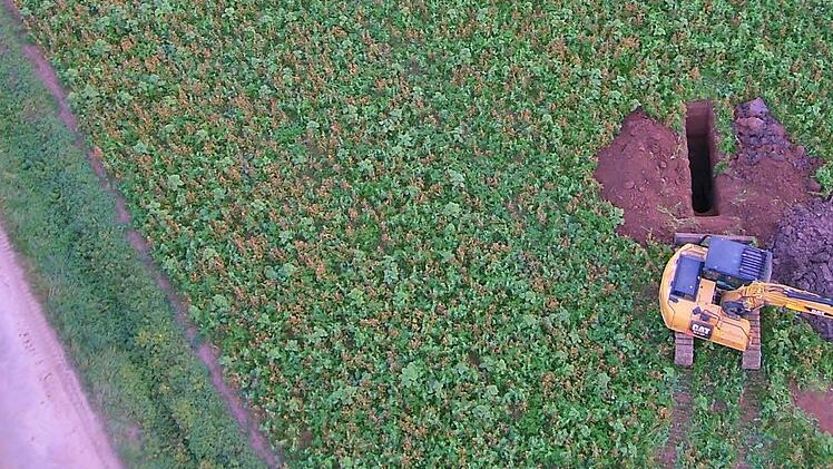 Die Suche nach Munitionsresten hat gewaltige Spuren auf den landwirtschaftlichen Flächen hinterlassen. Foto: Uli Amon