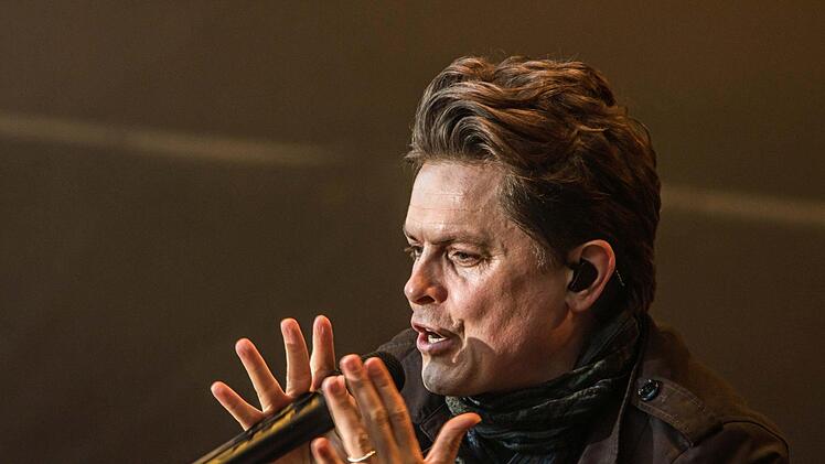 Umjubelter Auftritt: Michael Patrick Kelly fasziniert im ausverkauften Schlosshof von Tambach. Foto: Jochen Berger