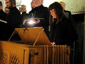 Bemerkenswert war die tragbare Truhenorgel, die Henrike Seitz spielte. Die Register lassen sich durch die seitlichen Holzhebel bedienen. Foto: Gerd Schaar