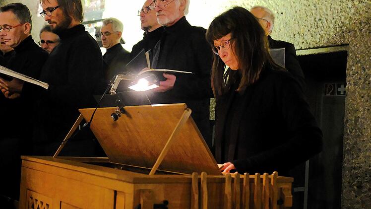 Bemerkenswert war die tragbare Truhenorgel, die Henrike Seitz spielte. Die Register lassen sich durch die seitlichen Holzhebel bedienen. Foto: Gerd Schaar