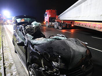 Auto kracht in Schwertransport