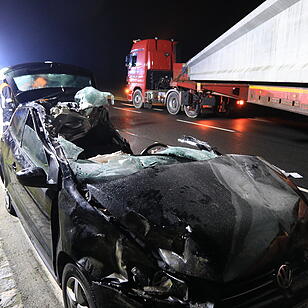 Auto kracht in Schwertransport