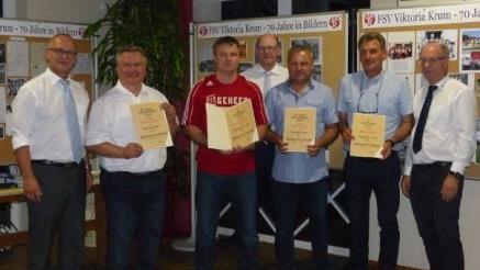 Diese langjährigen Vereinsfunktionäre wurden geehrt (von links) mit BLSV-Vertreter Günther Jackl Thomas Mantel, Marco Schorr, Bürgermeister Thomas Stadelmann (im Hintergrund), Bernd Ebert und Michael Pfaff sowie mit Gerald Makowski. Fotos: Wolfgang Dietz