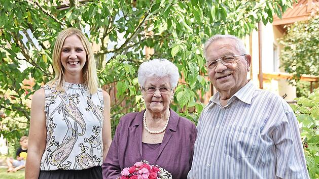 Die neue Bürgermeisterin Elisabeth Simmerlein gratuliert dem Jubelpaar Theresia und Ludwig Hofmann.  Foto: Karl Heinz Wirth