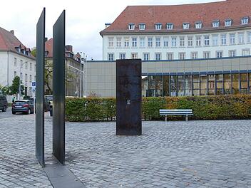 Eine Station auf dem Rundgang durch das jüdische Bamberg ist der Synagogenplatz mit dem begehbaren Mahnmal in der Mitte. Foto: Marion Krüger-Hundrup