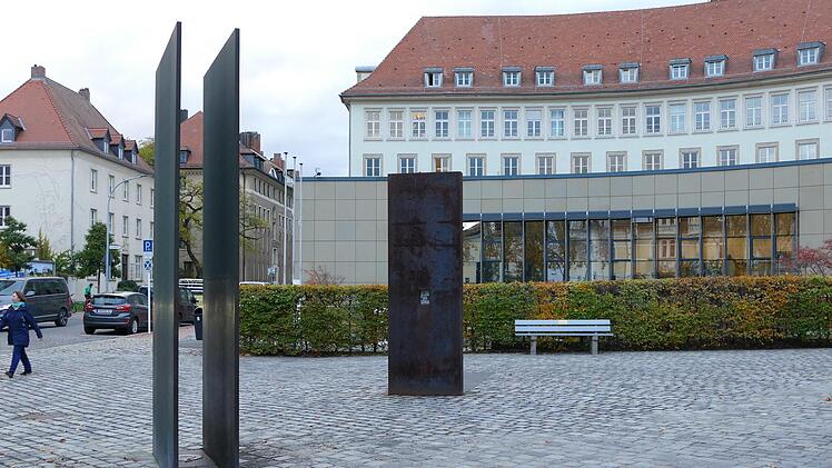 Eine Station auf dem Rundgang durch das jüdische Bamberg ist der Synagogenplatz mit dem begehbaren Mahnmal in der Mitte. Foto: Marion Krüger-Hundrup
