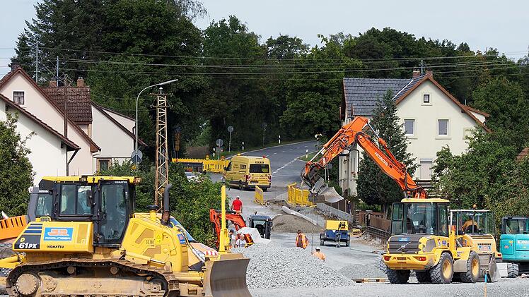 Auf Höhe des Ortsteils Höfles  muss der gesamte Straßenbelag ausgetauscht werden. Dort entsteht auch der Kreisel der neuen Umgehungsstraße. Foto: Klaus Rössner