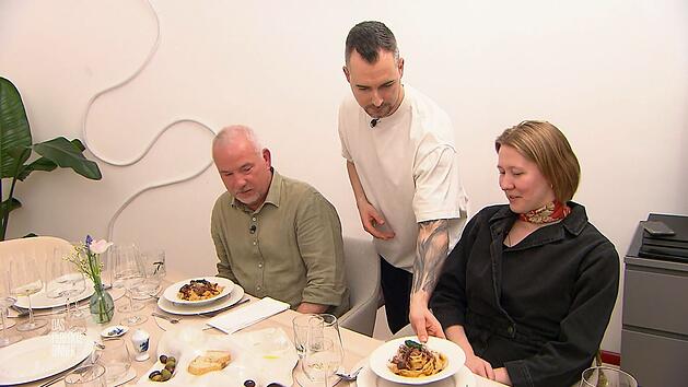 Benni serviert Theresa und Heiko hausgemachte Tagliatelle mit Rag&uacute;.