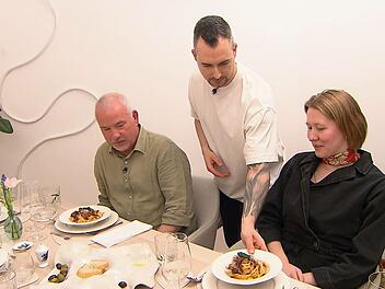 Benni serviert Theresa und Heiko hausgemachte Tagliatelle mit Ragú.
