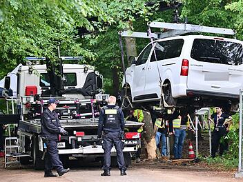 Auto f&auml;hrt in Menschenmenge - CSD abgebrochen