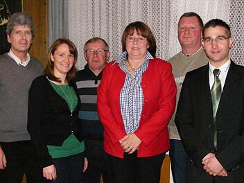 Siegbert Schnaus, Marion Hobner, Erwin Kotzer, Uta Möller, Klaus Triebel und Karl-Heinz Kratz (von links) bilden die neu gewählte Vorstandschaft des SC Hertha Aisch.  Foto: Mona Lisa Eigenfeld