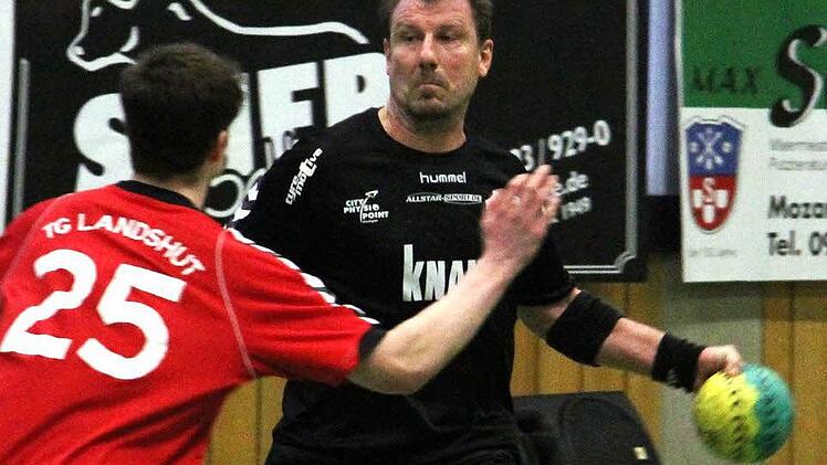 Einer seiner letzten Aktionen im Trikot des TSV Rödelsee. Michal Tonar nimmt Abschied vom aktiven Handball. Bald wird er die Trainer-A-Lizenz erwerben. Foto: Krumpholz