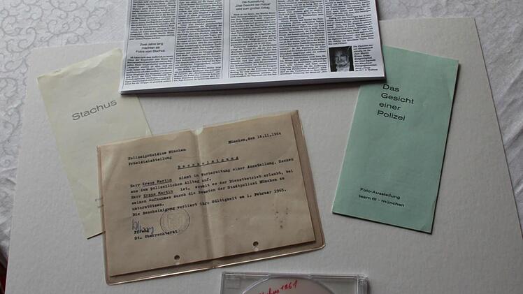 Stolz ist Martin Kraus auf diese Dokumente: Zeitungsartikel Süddeutsche, DVD vom Film im BR, eine polizeiliche Unterstützungsformular von 1964 Flyer zweier wichtiger Ausstellungen.