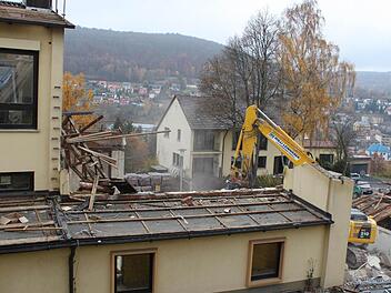 Im November 2012 wurde das alte Schulgebäude abgerissen. Nun sollen hier Parkplätze entstehen. Foto: Ulrike Müller/Archiv