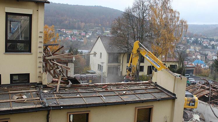 Im November 2012 wurde das alte Schulgebäude abgerissen. Nun sollen hier Parkplätze entstehen. Foto: Ulrike Müller/Archiv