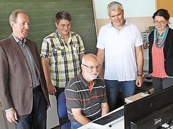 Michael Lutz (sitzend) erläutert Jürgen Jäger (von links), Tobias Walter, Bernhard Storath und Katrin Lienert die neue Technik.  Fotos: T. Kindermann