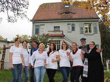 Der Hort des Caritas-Kreisverbandes Kronach feiert am Sonntag seinen 25. Geburtstag. Die Mitarbeiterinnen der Einrichtung mit ihrer Leiterin Silke Leidner und Caritas-Geschäftsführerin Cornelia Thron (r.) sowie ihr Amtsvorgänger Wolfgang Eckert-Hetzel hoffen nun auf viele Besucher.  Foto: Glissnik