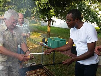 Gerne betätigte sich der Arzt und Priester Kiluiba-Muanda bei Grillfesten des Sportvereins in Scheuerfeld als Bratwurst-Grillmeister. Foto: Harald Dütsch