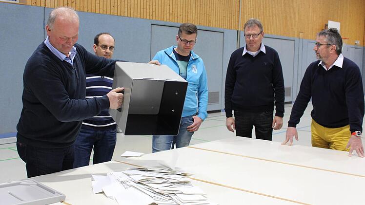Zweiter Bürgermeister Josef Wichert leert in der Halle die Urne aus. Außerdem von rechts: die Gemeinderäte Norbert Amann, Jürgen Gumbrecht und Thomas Baunerfeind sowie Gemeindebediensteter Reinhold Kram