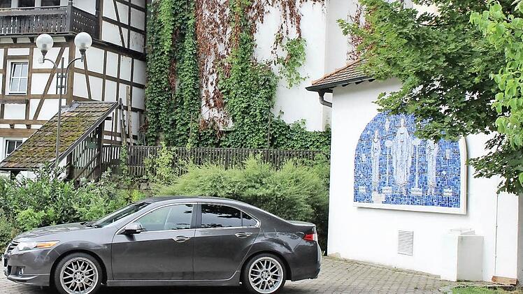 Das Mosaik aus dem Badehaus ziert heute noch recht unscheinbar ein Häuschen am Rande des Siebener Parks.  Foto: Julia Raab
