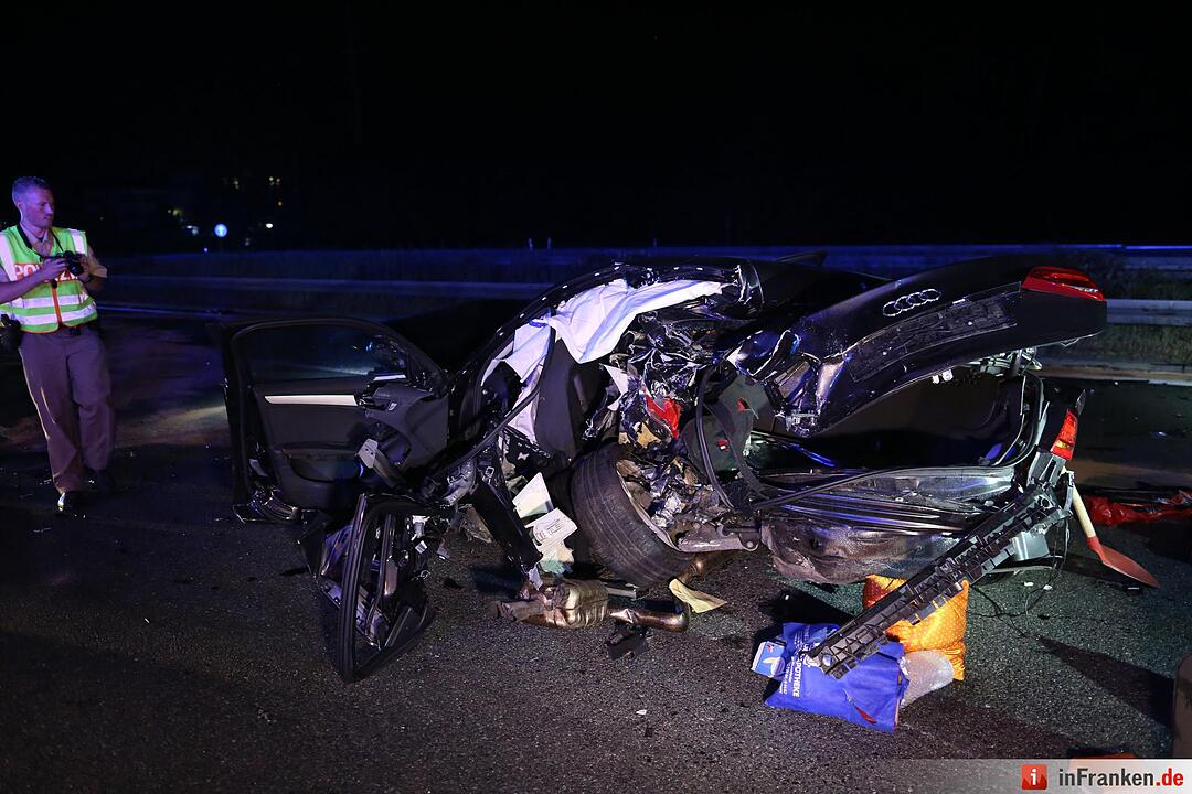 Golf rast in Unfallstelle auf A3