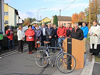 Das Fahrrad stellte Pfarrer Martin Popp-Posekardt (hinten rechts) in den Mittelpunkt seiner Predigt. Freude über den Fahrradweg, der die Gemeinden Ermershausen und Maroldsweisach verbindet, zeigte Günter Pfeuffer (am Rednerpult), Bürgermeister in Ermershausen.  Foto: Helmut Will