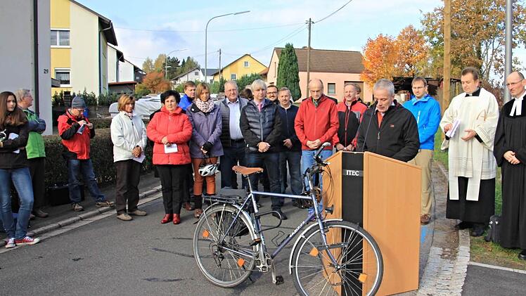 Das Fahrrad stellte Pfarrer Martin Popp-Posekardt (hinten rechts) in den Mittelpunkt seiner Predigt. Freude über den Fahrradweg, der die Gemeinden Ermershausen und Maroldsweisach verbindet, zeigte Günter Pfeuffer (am Rednerpult), Bürgermeister in Ermershausen.  Foto: Helmut Will