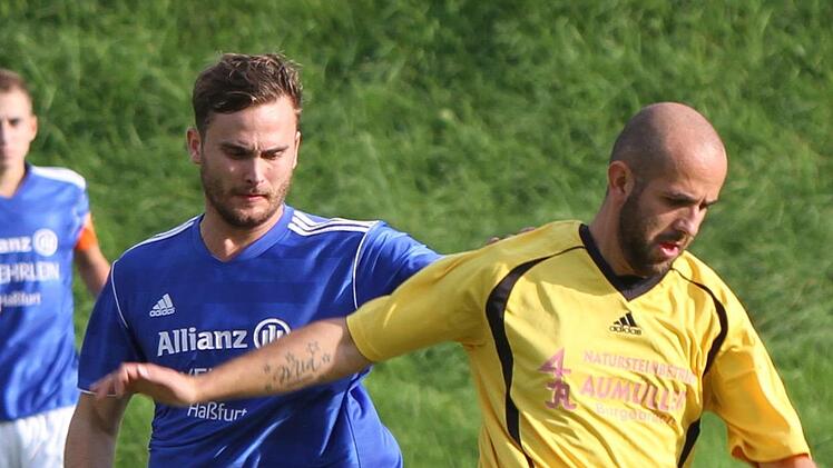 Der Augsfelder Spieler (links) versucht,  dem  Dankenfelder Spielertrainer Steffen Schrenker (rechts) den Ball abzunehmen.