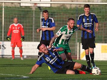 Kampfbetont ging es auf dem Spielfeld zu. Der Ex-Jahnler Thomas Dotterweich bringt Adem Selmani zu Fall. Dessen Teamkollegen Steffen Müller (re.) und Sven Schwinn leiden mit.  Foto: Sebastian Baumann