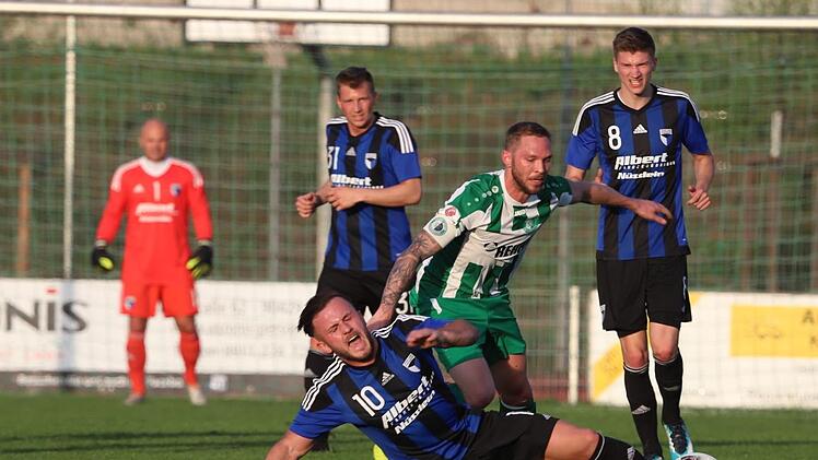 Kampfbetont ging es auf dem Spielfeld zu. Der Ex-Jahnler Thomas Dotterweich bringt Adem Selmani zu Fall. Dessen Teamkollegen Steffen Müller (re.) und Sven Schwinn leiden mit.  Foto: Sebastian Baumann