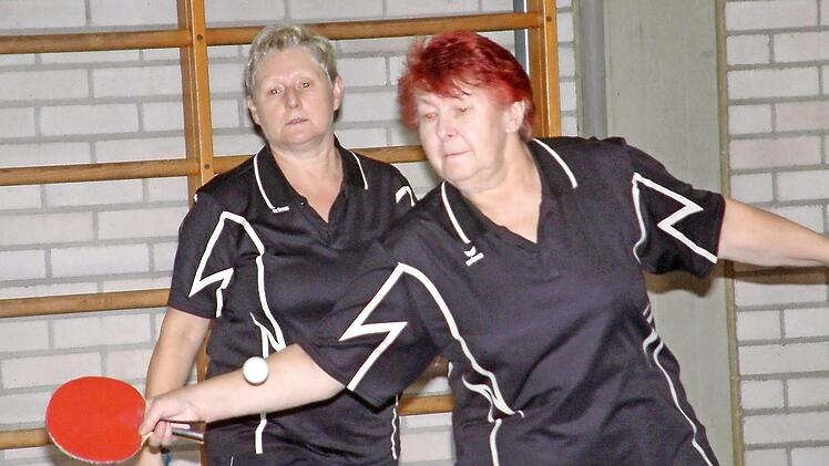 Die Schwestern Maria Zeuß (rechts) und Ulla Hader gewannen beim 8:2 in Konradsreuth gemeinsam ihr Doppel und je ein Einzel.  Foto: Hans Franz