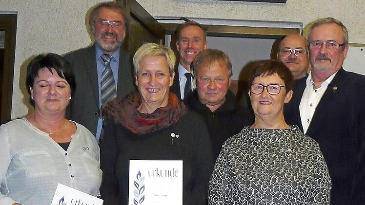 Langj&auml;hrige Vereins- und BLSV-Mitglieder wurden. Fotos: Karin G&uuml;nther