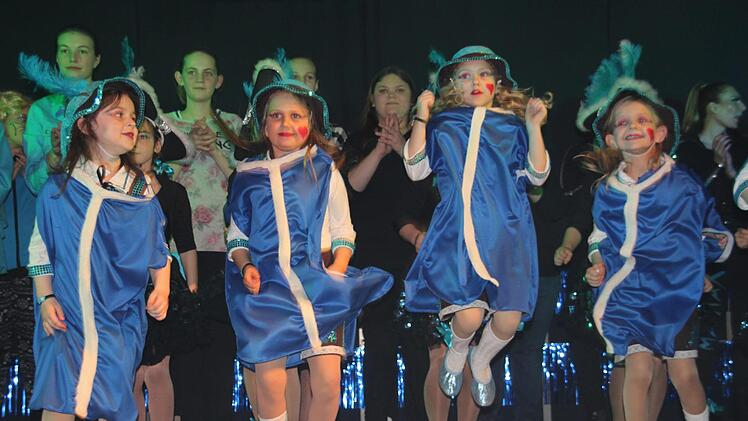 Eine muntere  Kinderschar aus Mainleus tanzte den "Gangnam Style".Stephan Stöckel