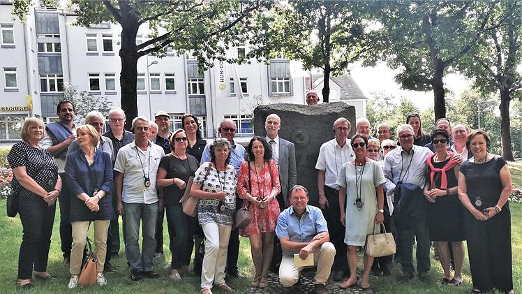Die Kissinger Stadtratsdelegation vor dem Straubinger Gedenkstein zu Ehren des Geologen und Mineralogen Mathias Ritter von Flurl (1756-1823); in der Mitte hockt der Partnerschaftsinitiator und Geologe Gerhard Lehrberger. Foto: Sigismund von Dobschütz