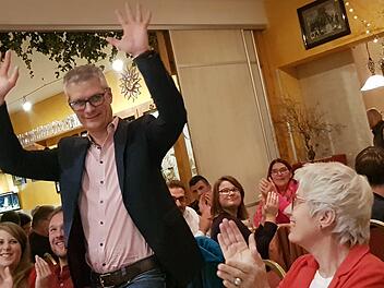 Einstimmige Begeisterung: In den Hut-Stuben in Reuth beklatschen die Genossen ihren OB-Kandidaten Uwe Kirschstein. Foto: Ekkehard Roepert