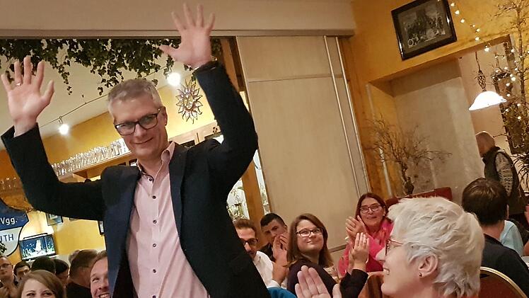 Einstimmige Begeisterung: In den Hut-Stuben in Reuth beklatschen die Genossen ihren OB-Kandidaten Uwe Kirschstein. Foto: Ekkehard Roepert