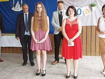 Der Bürgermeister Andreas Hügerich, Rektor Bernd Schick, Klassenleiter Thomas Baldauf (hinten, von links) und die Konrektorin Silke Fischer (vorne, rechts) gratulierten den beiden besten Schülerinnen der Klasse 10aM, Evelin Mertens und Elen Doritke (vorne, von links), zu ihrem Erfolg.