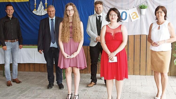 Der Bürgermeister Andreas Hügerich, Rektor Bernd Schick, Klassenleiter Thomas Baldauf (hinten, von links) und die Konrektorin Silke Fischer (vorne, rechts) gratulierten den beiden besten Schülerinnen der Klasse 10aM, Evelin Mertens und Elen Doritke (vorne, von links), zu ihrem Erfolg.