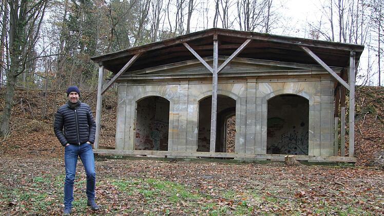 Der Teepavillon war  einst Zeiten das Glanzstück des Schlossgartens. Heute ist er verfallen. Jetzt soll er laut Bürgermeister Martin Bernreuther instandgesetzt werden.