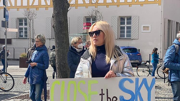 Krieg in der Ukraine: Mehrere hundert Menschen bei Mahnwache in Schwabach