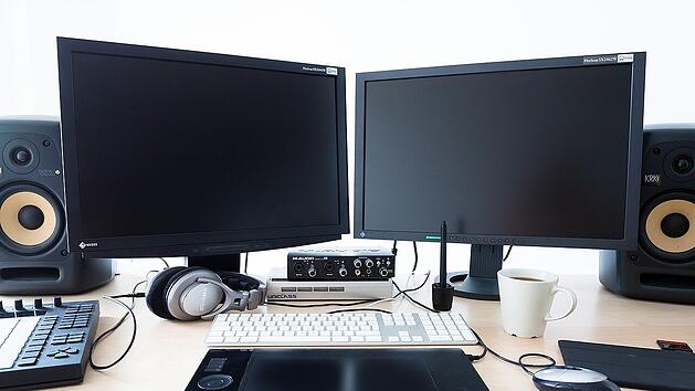 Große Monitore erleichtern die Arbeit.
