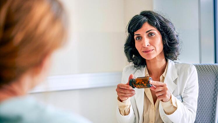 Die Therapeutin Anoush Kamrani (Neda Rahmanian) weigert sich, ihrer Patientin Annie Breuer (Martina Ebm) stärkere Schlafmittel zu verschreiben: Sie möchte die Alleinerziehende lieber in eine Klinik schicken.