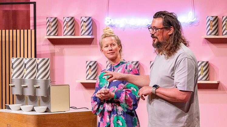 Amelie und Timo, die Gr&uuml;nder von "supernutural", haben M&uuml;hlen im edlen Design entwickelt, mit denen sich frische N&uuml;sse zu leckeren Cremes verwandeln lassen.