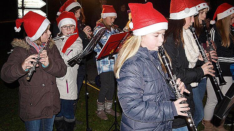 24 herrlich geschmückte Fenster in Geschäften und Privathäusern  bietet der neunte Waischenfelder Adventskalender. Das erste Türchen wurde am Samstag bei einer kleinen Feier im Senivita-Seniorenhaus St. Anna präsentiert. Dazu spielten die Zwitscherfinken (Bild) des Musikvereins Waischenfeld unter der Leitung von Susanne Görl. Foto: Thomas Weichert