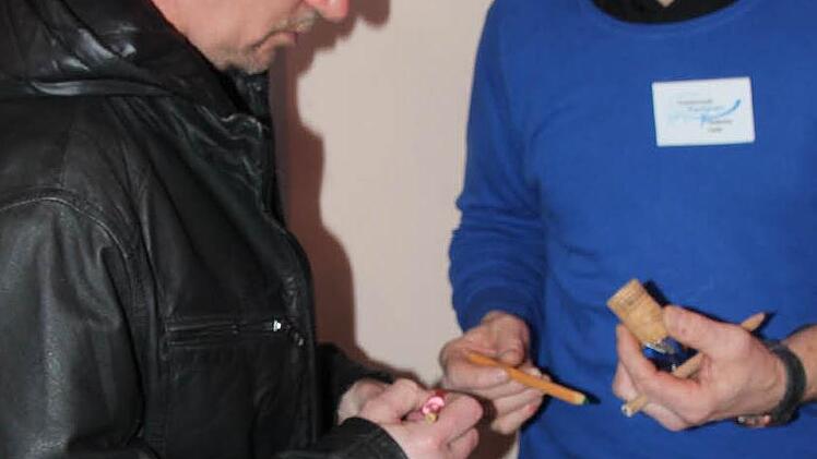 Hubertus Fahle (rechts) informierte Jürgen Altmann über die Wege der Ergotherapie.