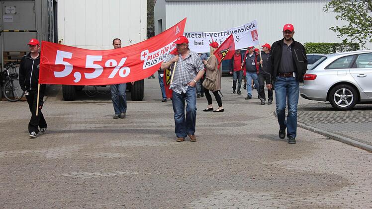 Das vorgezogene Ende einer Frühschicht: Mit Transparenten wurde zum einstündigen Warnstreik gezogen.