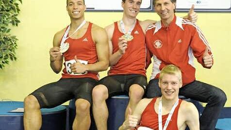 Trainer Peter Müller (hinten rechts) freute sich mit Adrian Taylor, Daniel Hoseus und Philipp Struß (von links) über Silber.