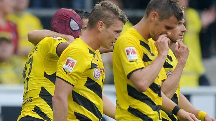 Dortmunds Pierre-Emerick Aubameyang (l) jubelt mit einer Spiderman-Maske und seinen Mitspielern über seinen Treffer zum 2:0. Foto: Jonas Güttler/dpa