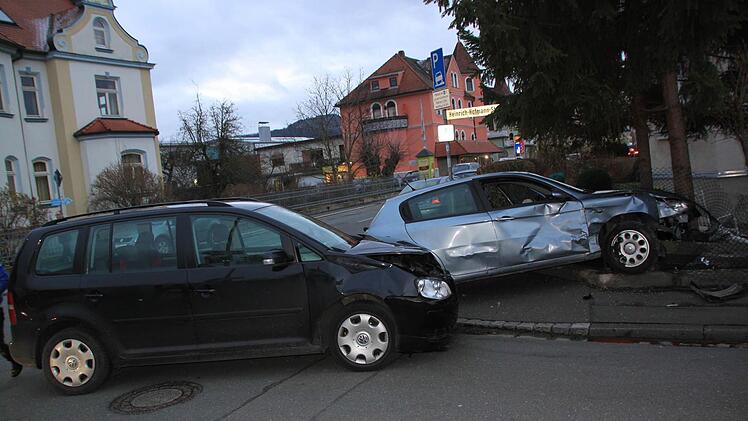 Frontal prallte der VW Touran (links) auf den Kleinwagen eines 18-Jährigen, der aus der Unteren Gartenstraße in die vorfahrtsberechtigte Bahnhofstraße hatte einfahren wollen. Foto: Matthias Einwag